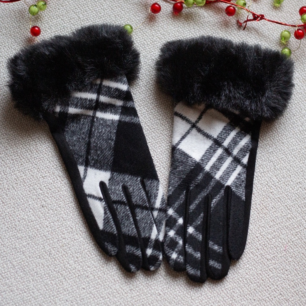 NWT Women's Plaid Gloves Text Touchscreen Black White Faux Fur Trim Classic Tart
